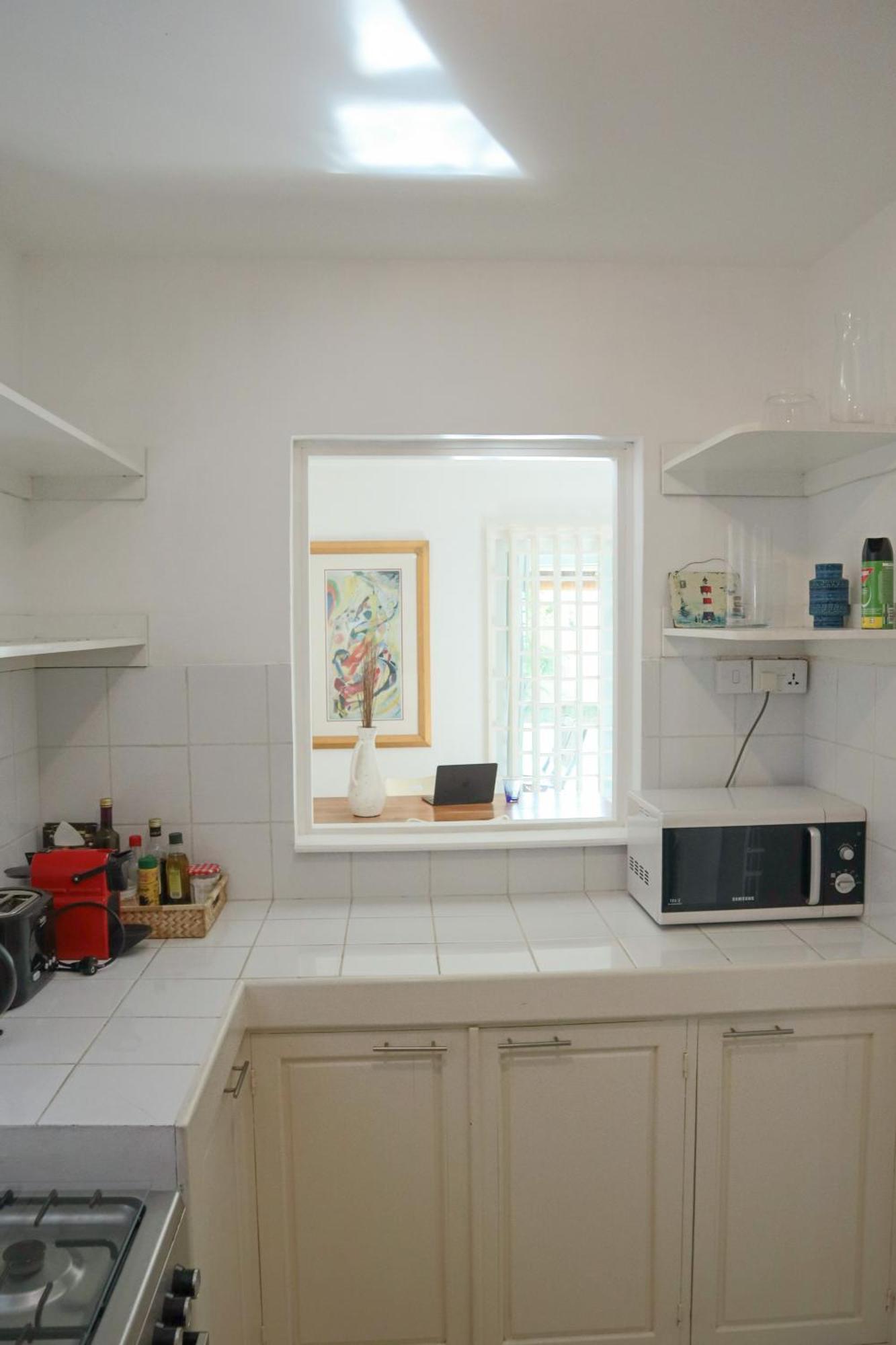 Chic With Private Pool, 1 Min To *
