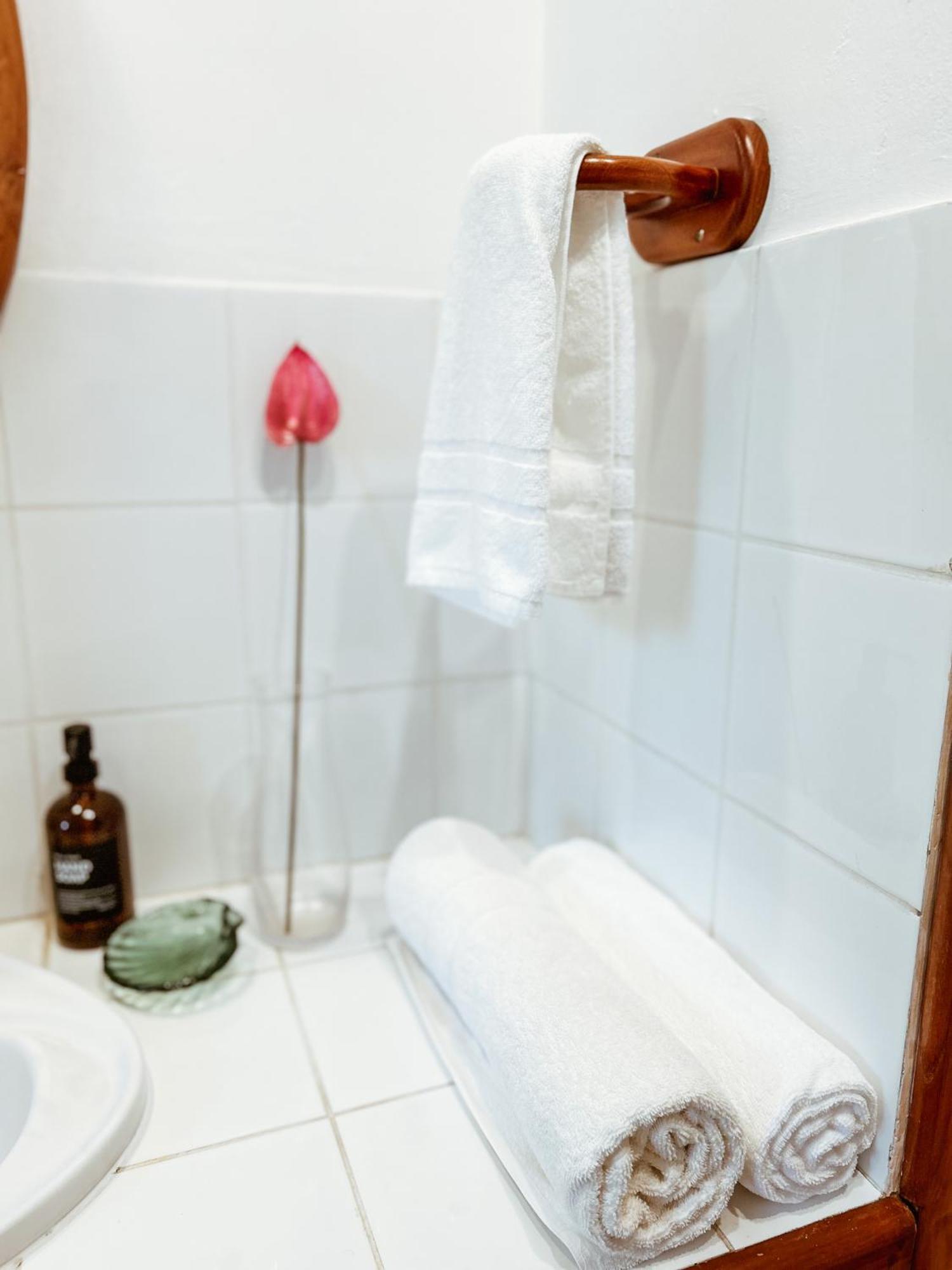 Chic With Private Pool, 1 Min To *